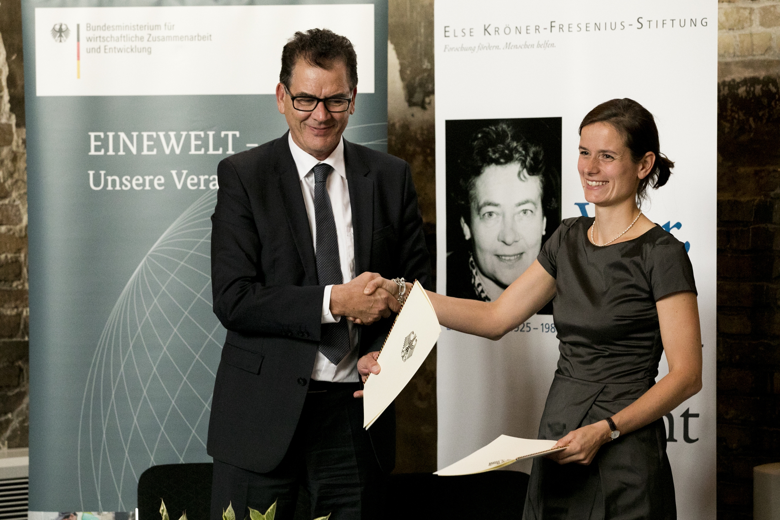 Bild 15 Bundesminister Gerd Müller und Carolin Kröner bei der Auftaktveranstaltu