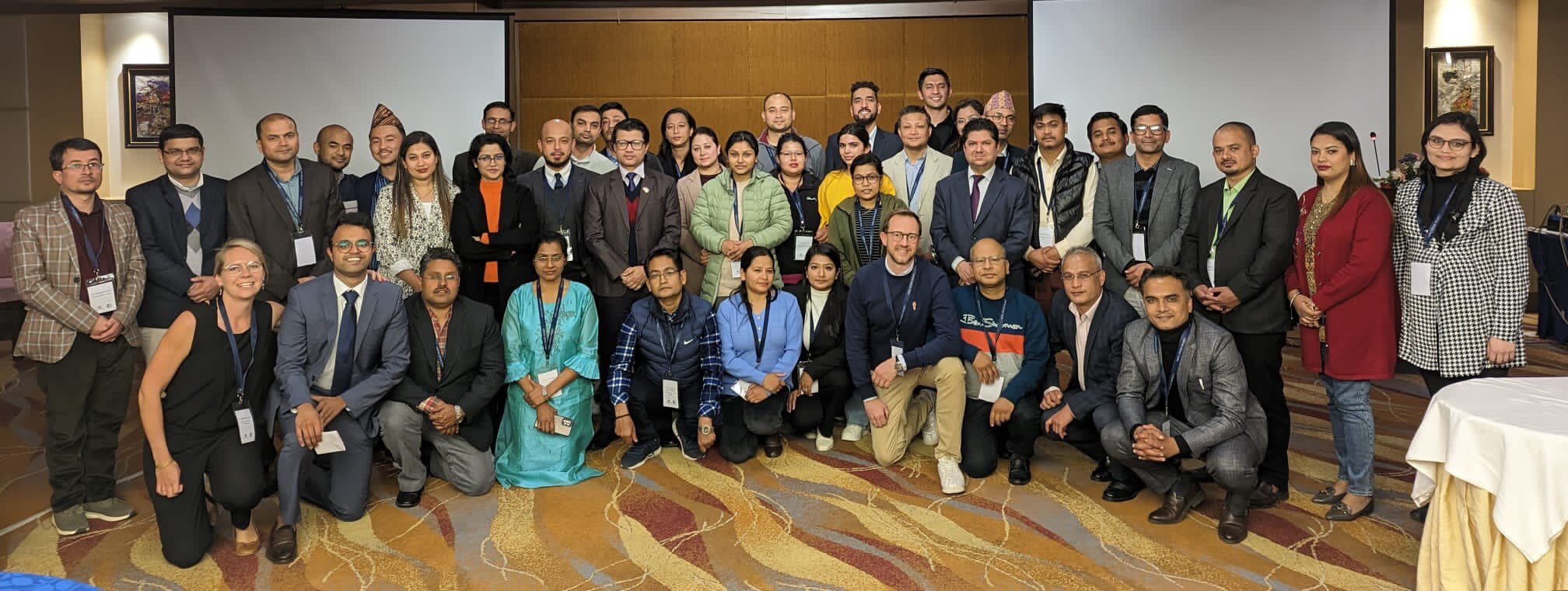 Mehrere Teilnehmer des Schlaganfall-Symposium in Nepal posieren für ein Foto