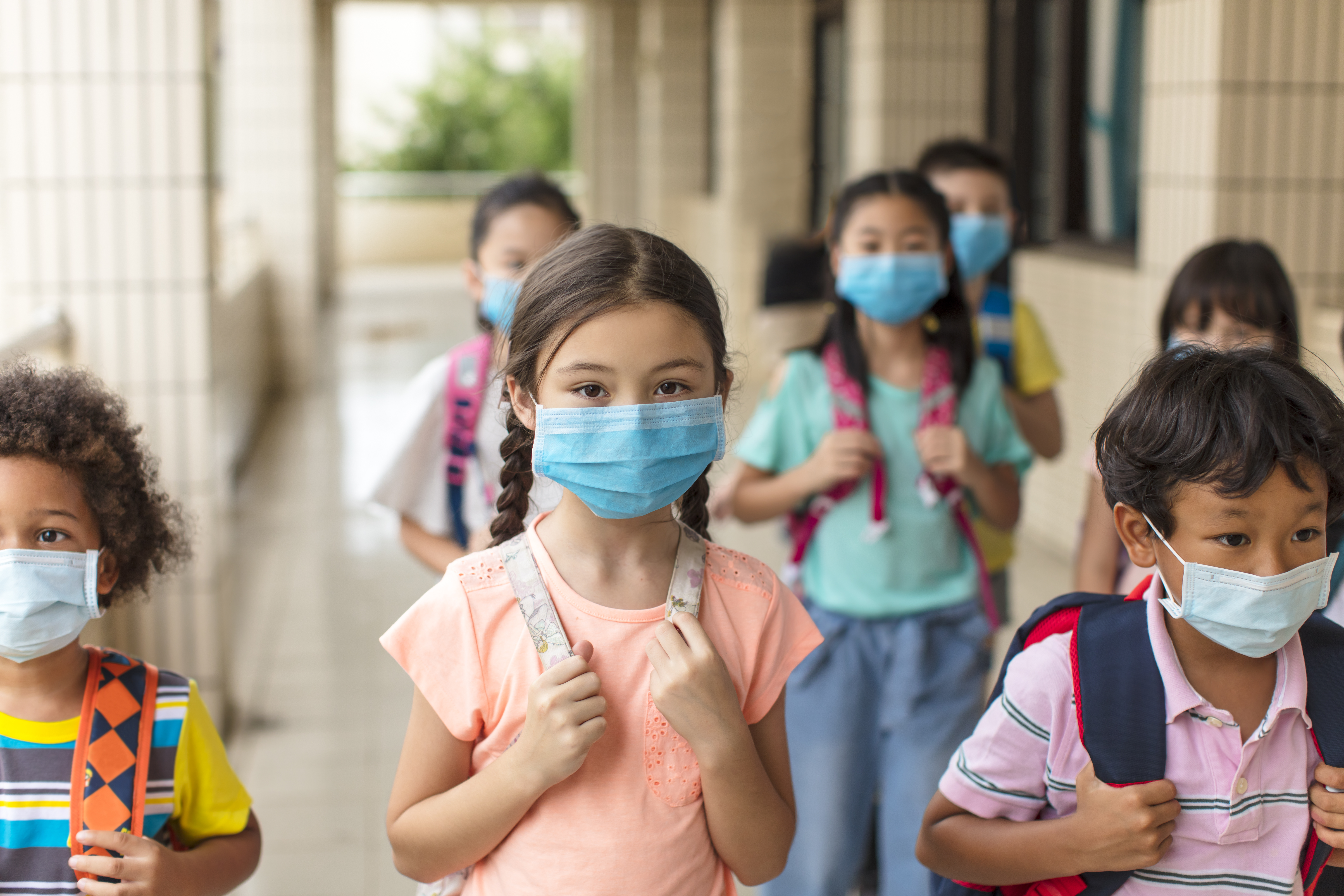 Covid19: Kinder, die mit Maske zur Schule gehen.